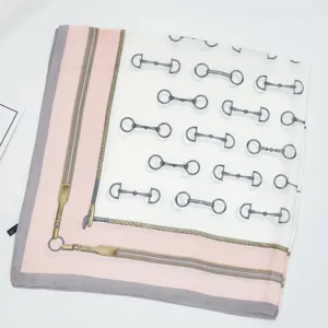 Carré de soie imprimé chic avec motif classique de mors et de ceinture, élégant foulard.