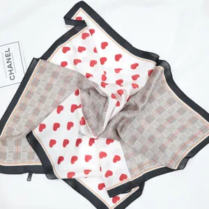 Foulard carré effet soie tendance pour femme avec cœur rouge et motif écossais classique.