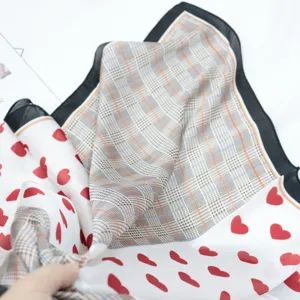 Femme mode petit foulard carre sensation soie carreaux et coeur rouge imprime design