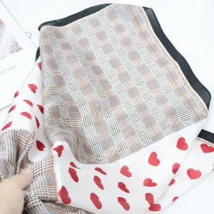 Foulard carré en soie artificielle imprimée style coréen à motif écossais et cœurs pour femmes.