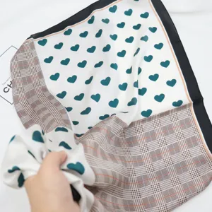 Foulard carré en imitation soie de style coréen avec cœur vert et motif à carreaux pour femme.