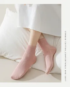 Detailansicht der weichen rosa Baumwollsocken im Bett, mit komfortablem Rippbündchen detail.
