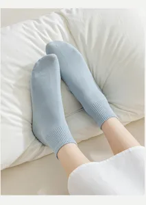 Nahaufnahme Detailansicht von weichen hellblauen Baumwollkurzsocken auf weißem Bett.