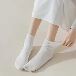 Bequeme einfarbige weiße Baumwollkurzsocken für Damen, atmungsaktive Sommersocken ideal.