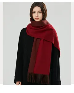 Detailaufnahme des eleganten Damen Winter Wollschals mit stilvollem zweifarbigem Fransen Design.