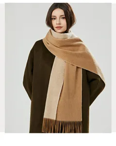 Zweifarbiger Wollschal Detail mit weichen Fransen und warmem eleganten Winterdesign.