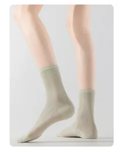Detailansicht von atmungsaktiven dünnen Maulbeerseide Damen Socken in einfarbigem Grün.