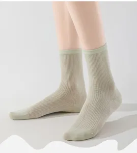 Detailansicht der dünnen, atmungsaktiven Sommer-Netzsocken in hellem Hellgrün.