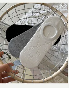Nahaufnahme von atmungsaktiven Mesh-Füßlingen mit feinem Strickmuster, weiche Baumwolle.