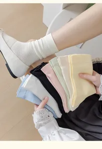 Nahaufnahme von atmungsaktiven Mesh-Mittelsocken in vielen Unifarben für den sommerlichen Freizeitlook.