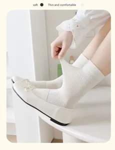 Atmungsaktive Sommersocken Detail, leichte dünne weiße Websocken, weiche bequeme Passform.