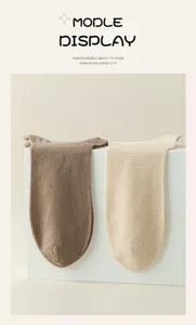 Nahaufnahme von einfarbigen, atmungsaktiven Mesh-Kurzsocken, weich und kühl im Sommer.