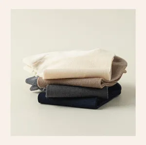 Detailaufnahme gefalteter Herren Sommersocken aus Maulbeerseide in neutralen Farben, weich.