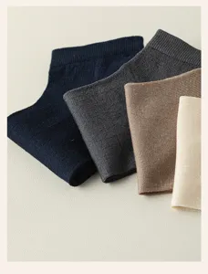 Nahaufnahme von einfarbigen Herren-Kurzsocken mit feiner Stricktextur, mehrfarbig.