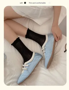 Schwarze Damen Sommer Netz Socken dünn atmungsaktiv Rüschen Baumwolle Detail Ansicht.