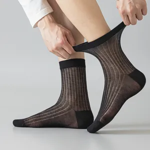 Herren dünne Seide atmungsaktive Crew Socken, einfarbige vertikale Streifen Sommersocken.