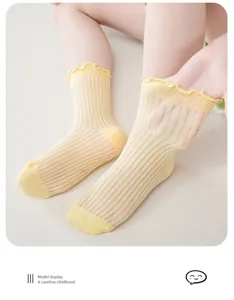 Süße transparente Mesh Kinder Socken in Wadenhöhe mit hübschem Rüschen Rand in sanftem Gelb.