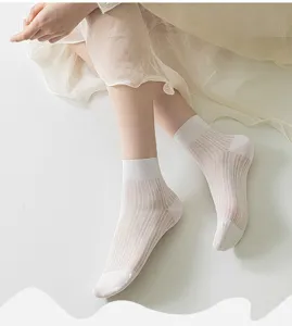 Nahaufnahme der atmungsaktiven Mesh-Kurzsocken für Damen in reinem Weiß, bequemes Seidenmaterial.