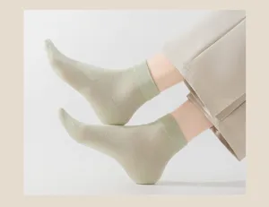 Nahaufnahme von leichten, transparenten Damensocken in Hellgrün, atmungsaktives Material.