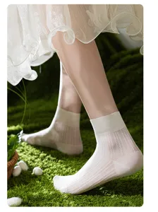 Nahaufnahme von atmungsaktiven Mesh-Kurzsocken im Sommer, geripptes Design, einfarbig.