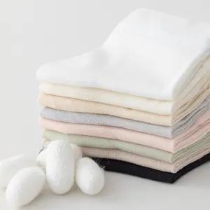 Einfarbige Damen atmungsaktive Sommer Maulbeerseide kurze lässige Socken in sanften Farben.