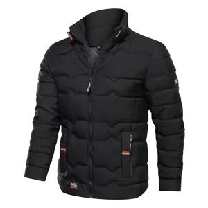Dettaglio giacca invernale termica da uomo, colletto alla coreana con zip e tasche utili.