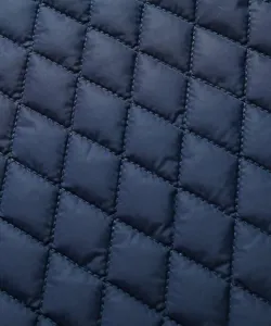 Herren Winterjacke Stoffdetail, dunkelblaue Rautensteppung, Nahaufnahme der Textur.