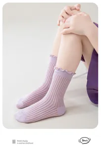 Nahaufnahme der atmungsaktiven Mesh-Kindersocken mit süßen Rüschenbündchen in sanftem Lila.