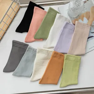Einfarbige mittelhohe Baumwollsocken für Damen, schlichte und vielseitige Alltagsbekleidung.