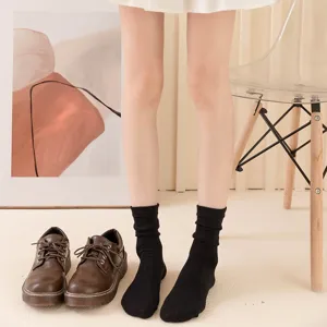 Bequeme einfarbige Baumwoll-Mittelrohrsocken für Damen, ideal für den täglichen Freizeitlook.