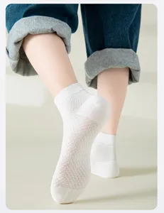 Nahaufnahme von weißen Mesh Kinderkurzsocken, atmungsaktives Sommer Baumwolldesign für Sport.