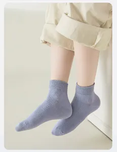 Nahaufnahme von blauen Kinder-Rippstrick-Knöchelsocken, weich, atmungsaktiv für den Alltag.