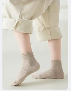 Nahaufnahme von einfarbigen gerippten Kinder-Socken in Beige, weiche Baumwolle, atmungsaktiv.