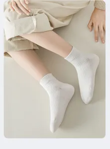 Nahaufnahme der atmungsaktiven Mesh-Kindersocken, weiche gekämmte Baumwollmaterialtextur.