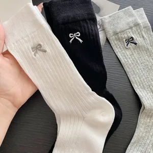 Damen Socken mit Schleifen Stickerei, atmungsaktive Fruehling Sommer Rippen Socken Alltag.