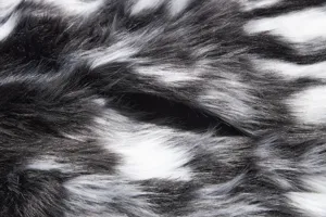 Gedetailleerde close-up van de zwart-witte imitatiebontstof voor heren winterjas.