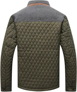 Herren Steppjacke Detail, olivegrüne Winterjacke mit kontrastierendem Schulterbereich.