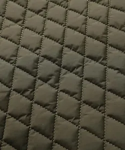 Herren Steppjacke Stoff Detail Nahaufnahme dunkelgruen Karo Muster Winter Oberbekleidung