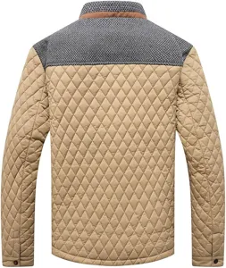 Herren gesteppte Jacke Rückansicht, stilvoller Winter Patchwork Mantel mit Stehkragen und Wattierung.