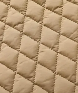 Nahaufnahme der gesteppten Rautenmuster-Stofftextur im Detail auf Herren-Winterjacke.