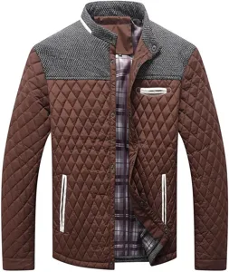 Detailansicht der braunen Herren Steppjacke mit gemusterten Schultern und Stehkragen.