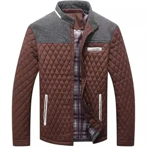 Herren Freizeit Steppjacke mit Stehkragen, modischen Schulter-Einsätzen und kariertem Futter.