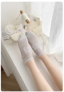 Atmungsaktive Damen Mesh Kurzsocken mit niedlicher Stickerei, lässige Socken für Sommer.