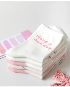 Suesse rosa Erdbeer-Mittelsocken aus Baumwolle, College-Stil bequeme modische Damensocken.