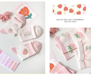 Rosa Erdbeere mittlere Socken Baumwolle süß Cartoon Frucht Design für Damen süßer Stil Detail.