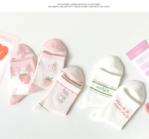 Süße rosa Erdbeer-Wadenstrümpfe für Damen, bequeme Baumwollsocken mit niedlichem Print.