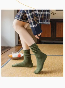 Detailaufnahme einfarbiger Stacking-Socken mit Rüschensaum, bequeme Baumwollstrickware.