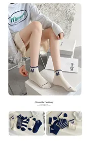Chaussettes courtes confortables avec broderie de lettres et poignets rayés au quotidien.