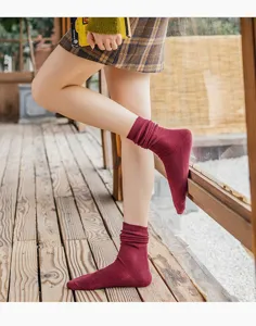 Detailansicht einfarbiger Mittelsocken im Stacking-Stil für Damen, bequemer Baumwollstrick.