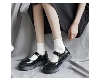 Detailansicht stilvoller weißer Stacksocken für Damen mit weicher Textur und klassischem JK-Stil.